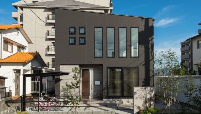 日差しが降り注ぐ明るいリビングに階段がある家