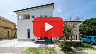 個性豊かなアクセントクロスが調和する二世帯住宅