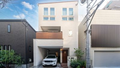 空間の作り方が巧みな狭小地に建つ三階建ての家