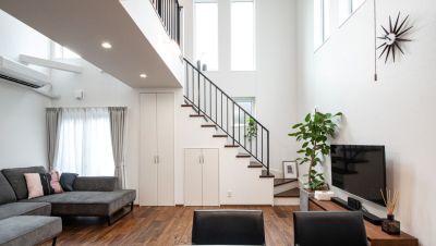 光が差し込むリビングに空中回廊がマッチした家