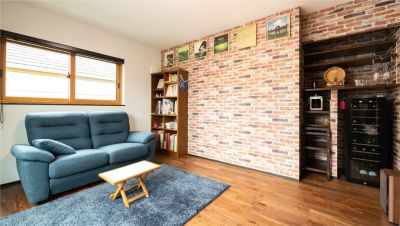 ワインとジャズを堪能できるホームバーがある家