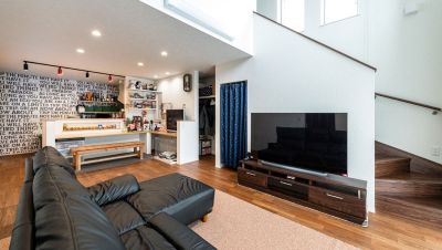 造作のカウンターがキッチンをバーに仕立てる家