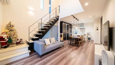 モノクロのストリップ階段がきらめくモダンな家