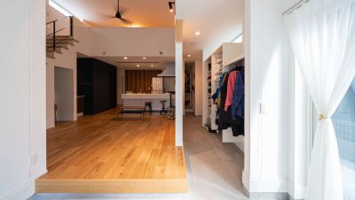 土間玄関とリビングが直結するロフト付きの平屋