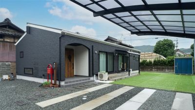 楽しく遊べる室内遊園地のような勾配天井の平屋