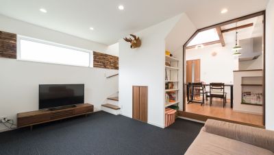 ヴィンテージな共有空間が落ち着きを醸し出す家