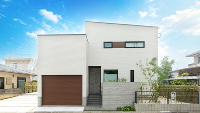 植栽が玄関で迎えるビルトインガレージがある家