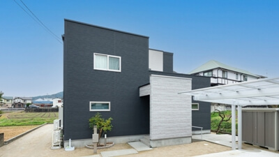 モノトーンでインテリアを統一したシンプルな家