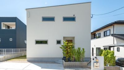 軒が深いウッドデッキでアウトドアを楽しめる家