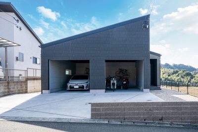 バイク好きなご夫妻の大空間ガレージがある平屋