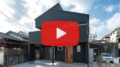 光が差し込むリビングに空中回廊がマッチした家