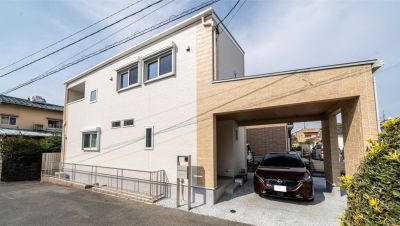 和風の造作洗面が玄関で迎えるガレージがある家