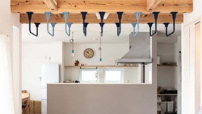 子どもが伸び伸びと遊ぶ姿を見守れる北欧風の家