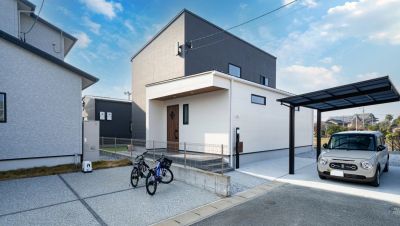 木目とグレーが調和したカフェ風LDKの家
