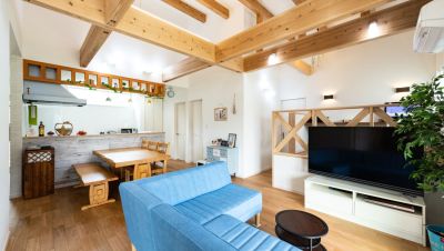 大胆な見せ梁と独特な世界観が漂う南欧風の平屋