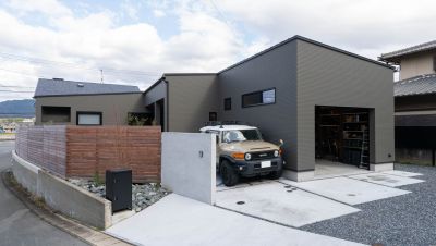 テレビにも紹介されたガレージにバーがある平屋