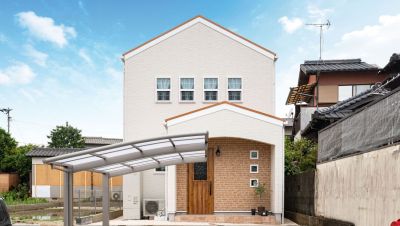 フランス郊外で見られるような可憐な南欧風の家