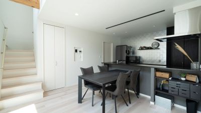 個性的なアクセントクロスが調和する二世帯住宅