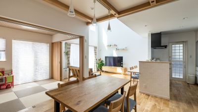 たっぷりと光が入る開放的なリビングが主役の家