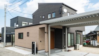 外観も内観もツートンカラーで整えた心が和む家
