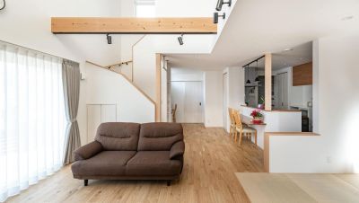 フリースペースを設けたリビングに家族が集う家