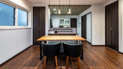 落ち着きを感じるダークブラウン基調の大人な家