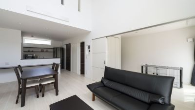 大容量の収納スペースがあるスタイリッシュな家