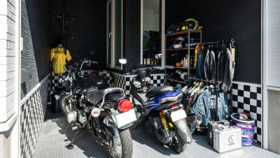 機能的なバイク専用ビルトインガレージがある家