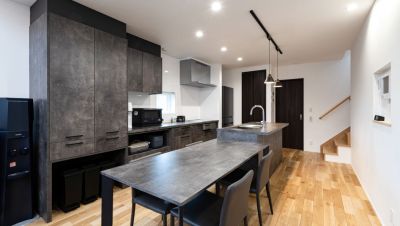 「グラフテクト」のキッチンが映えるモダンな家