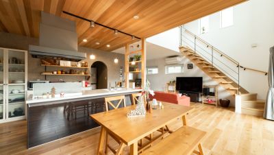 木につつまれてやわらかい印象のナチュラルな家