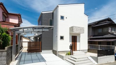 吹き抜けに設けた三連窓から星空を満喫できる家