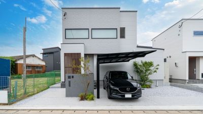 愛猫も納得の土間玄関、中庭のあるキッチン吹き抜けの家