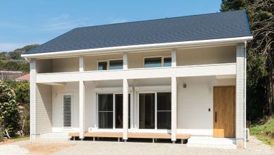 無垢材の木目が美しいパッシブデザインされた家