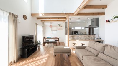 美しい梁やタイルが生活に彩りを与えてくれる家