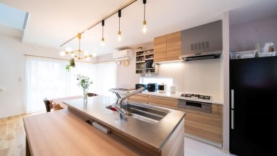 カフェのようなキッチンが魅せるコンパクトな家