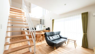 土間の玄関でつながる洗練されたコンパクトな家