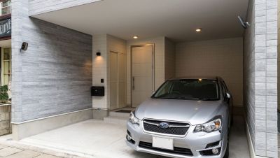 外の視線を遮る設計が鮮やかなガレージがある家