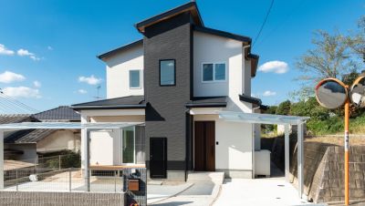 グリーンのアクセントカラーが綺麗に調和した家