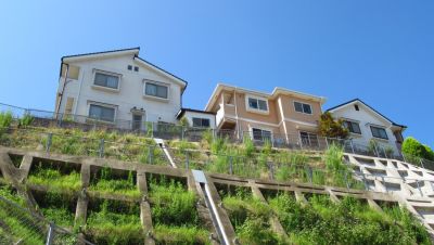 斜面(傾斜地)に家を建てる際のポイント【メリットとデメリットを解説】