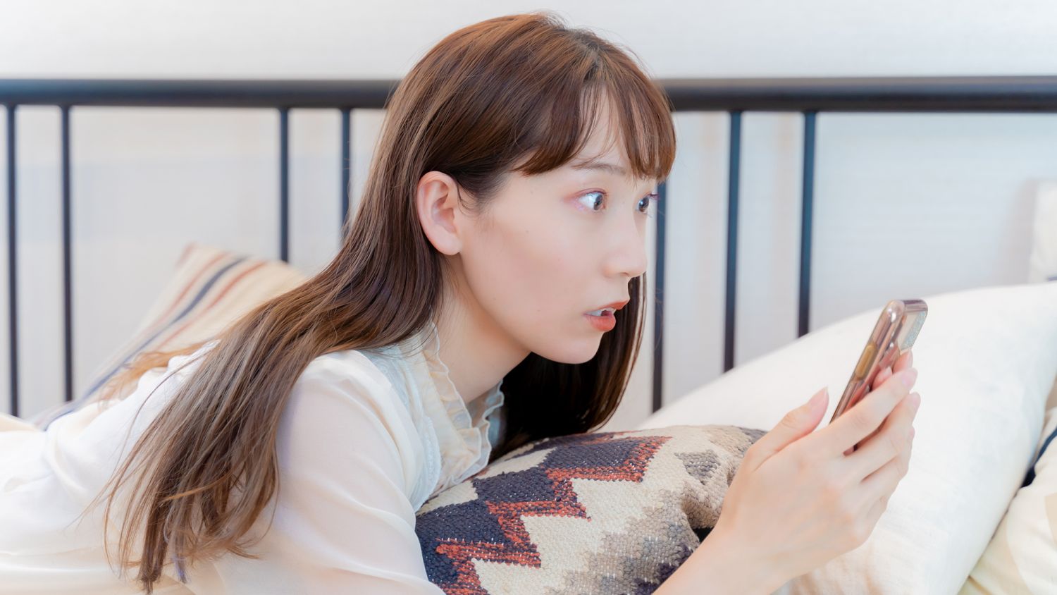 気密性能の良さに驚く女性