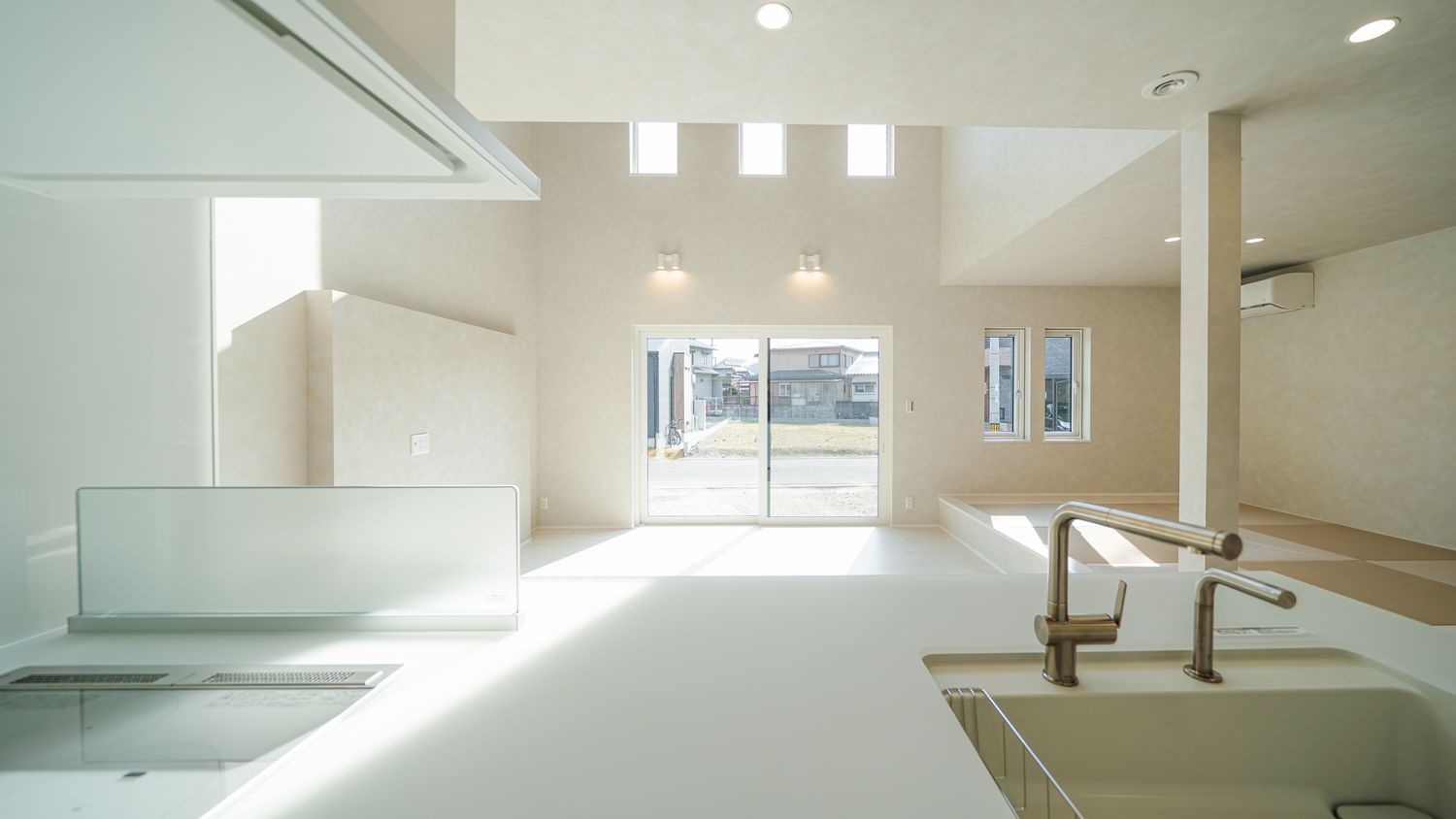 遠賀郡水巻町で12月13日(土)～14日(日)開催！ホワイト&times;グレージュ&times;ゴールドでまとめた無駄のない間取りの家の完成見学会　キッチンからの眺め