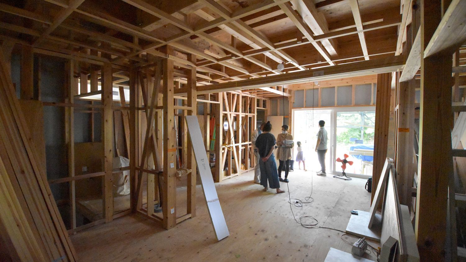 福岡県春日市で2026年2月1日(日)に「構造見学＆気密測定体験会」を開催。構造見学の様子。