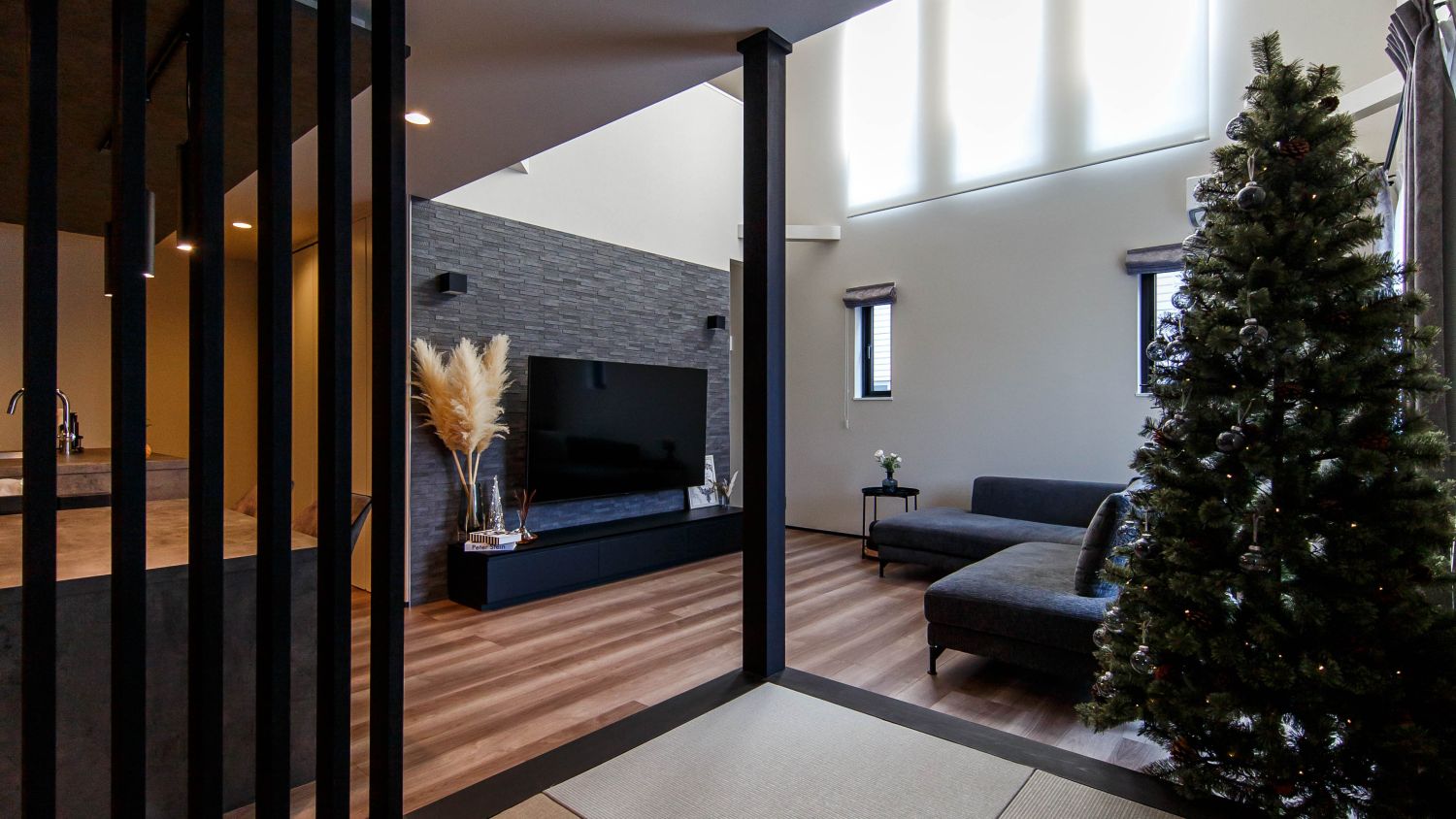 遠賀郡水巻町で12月13日(土)～14日(日)開催！ホワイト×グレージュ×ゴールドでまとめた無駄のない間取りの家の完成見学会　LDKイメージ