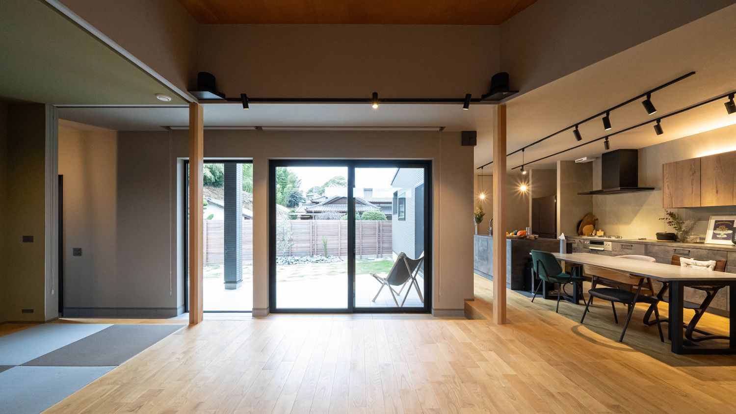 L字型のLDKと中庭