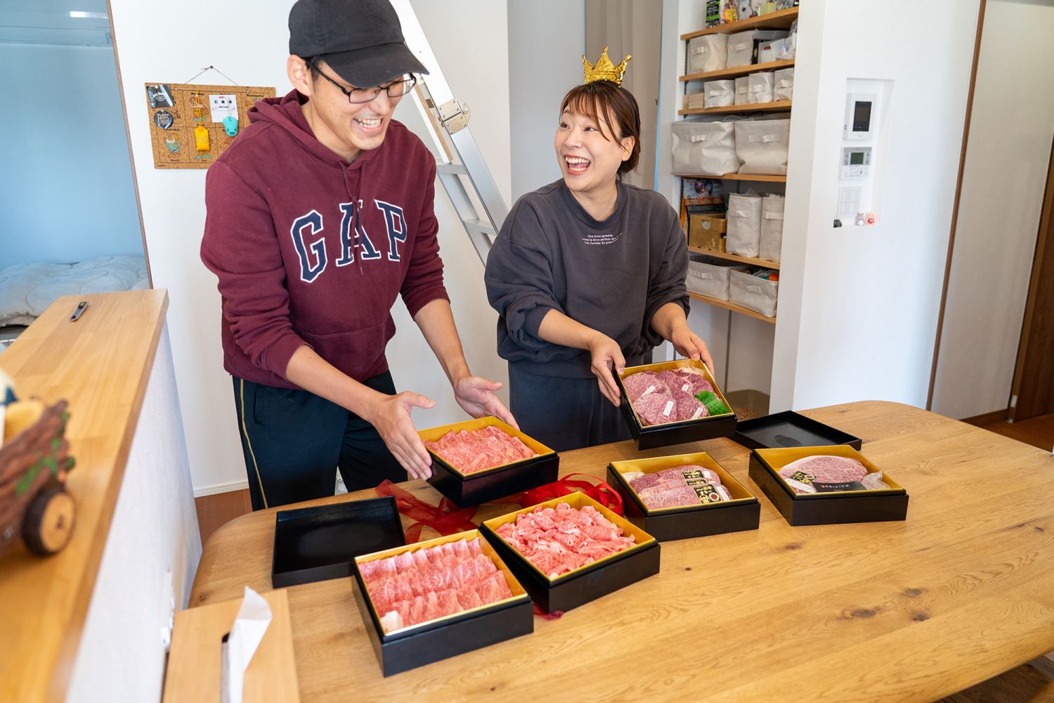 おっ!フォトコンテストの賞品贈呈2 驚くご夫婦