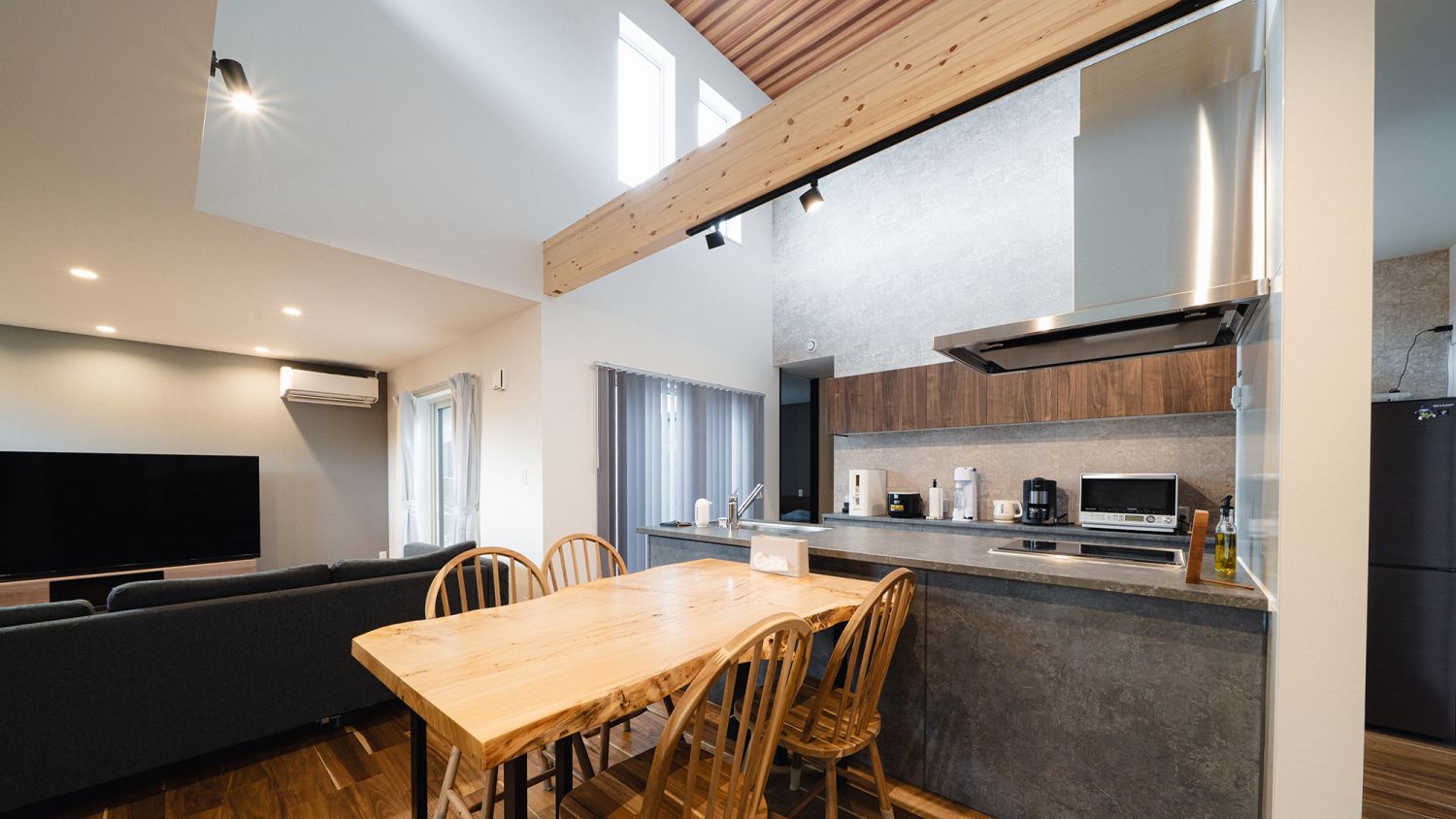 5月23日（土）～5月24日（日）限定！福岡県田川郡福智町でオーク&times;白&times;グレーのナチュラルな家の完成見学会を開催｜吹き抜けのLDKイメージ