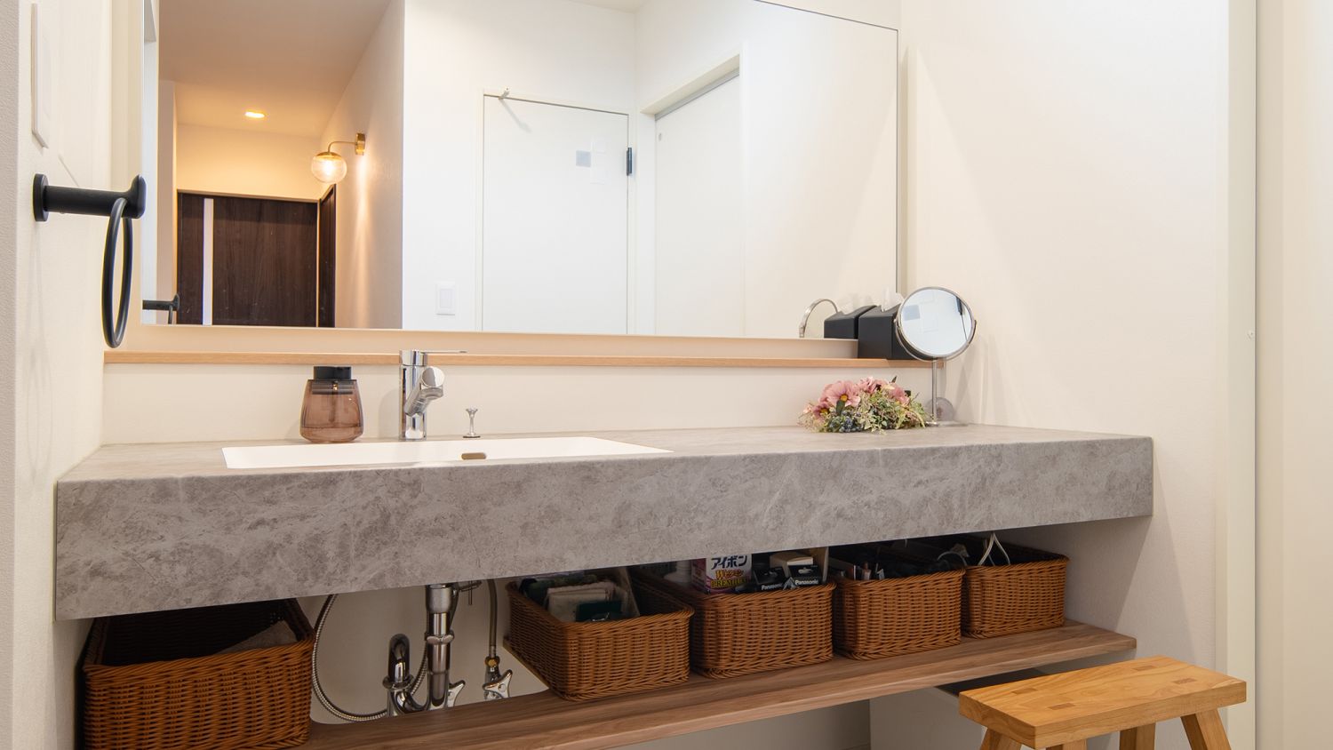 4月29日（水・祝）～5月6日（水・祝）のGW期間中、福岡県福津市西福間で海辺に建つロフト付きの平屋の完成見学会を開催｜広々とした洗面台のイメージ