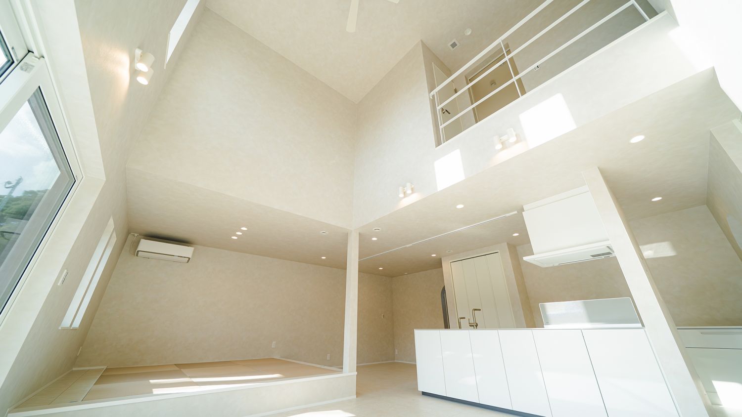 遠賀郡水巻町で12月13日(土)～14日(日)開催！ホワイト&times;グレージュ&times;ゴールドでまとめた無駄のない間取りの家の完成見学会　リビングから天井を臨む