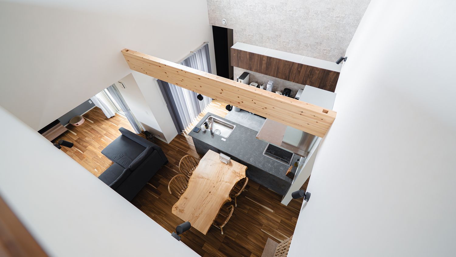 福岡県福津市で「平屋みたいに暮らせる二階建ての家」の完成見学会3月20日(金・祝)～22日(日)開催。吹き抜けで明るいLDKイメージ